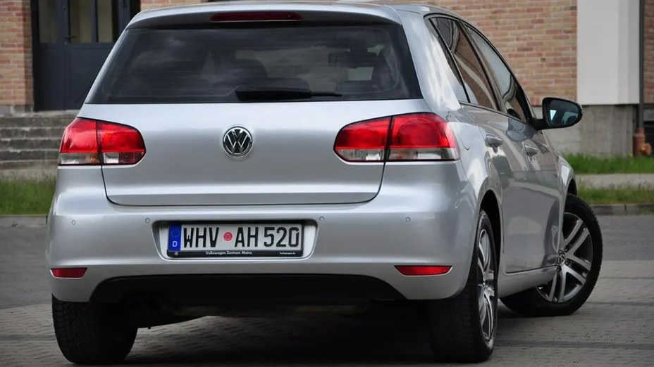VOLKSWAGEN Golf -