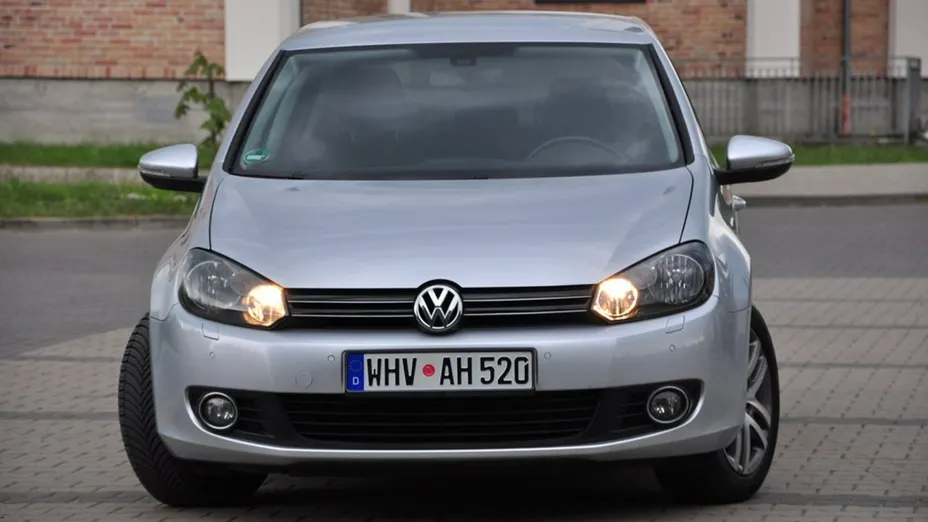 VOLKSWAGEN Golf -