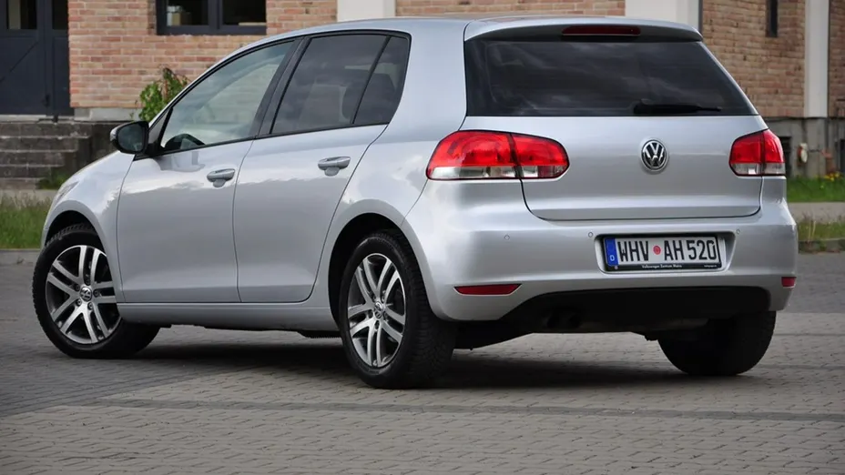 VOLKSWAGEN Golf -