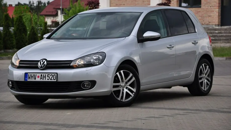VOLKSWAGEN Golf -