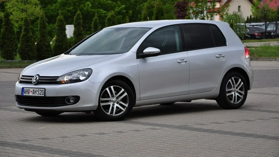 VOLKSWAGEN Golf -