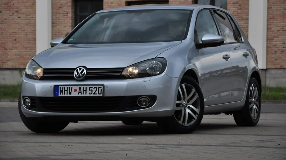 VOLKSWAGEN Golf -