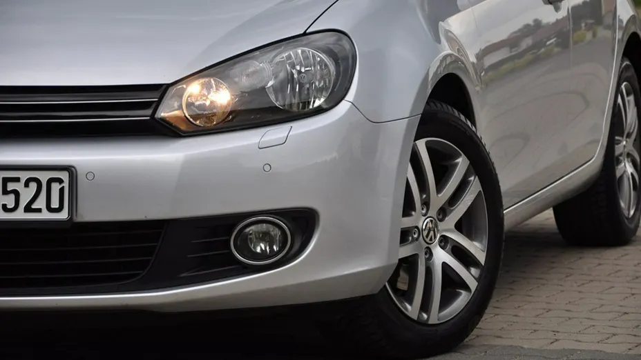 VOLKSWAGEN Golf -