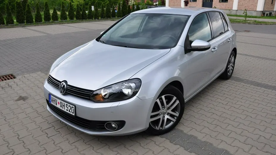 VOLKSWAGEN Golf -