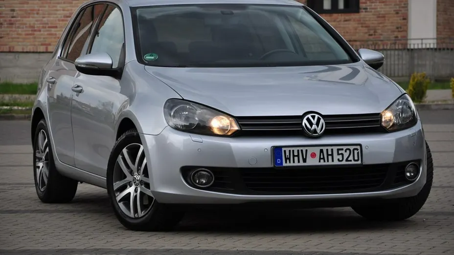 VOLKSWAGEN Golf -