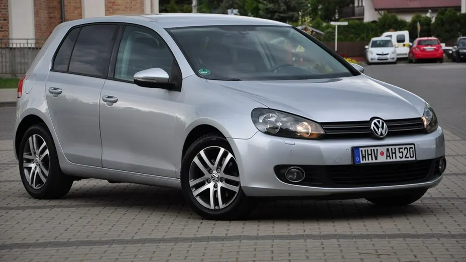 VOLKSWAGEN Golf -