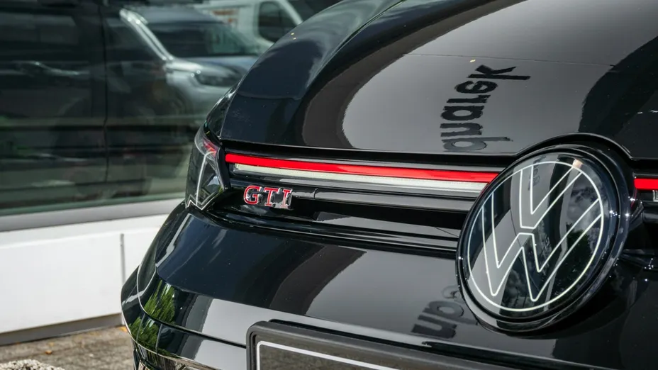 VOLKSWAGEN Golf -