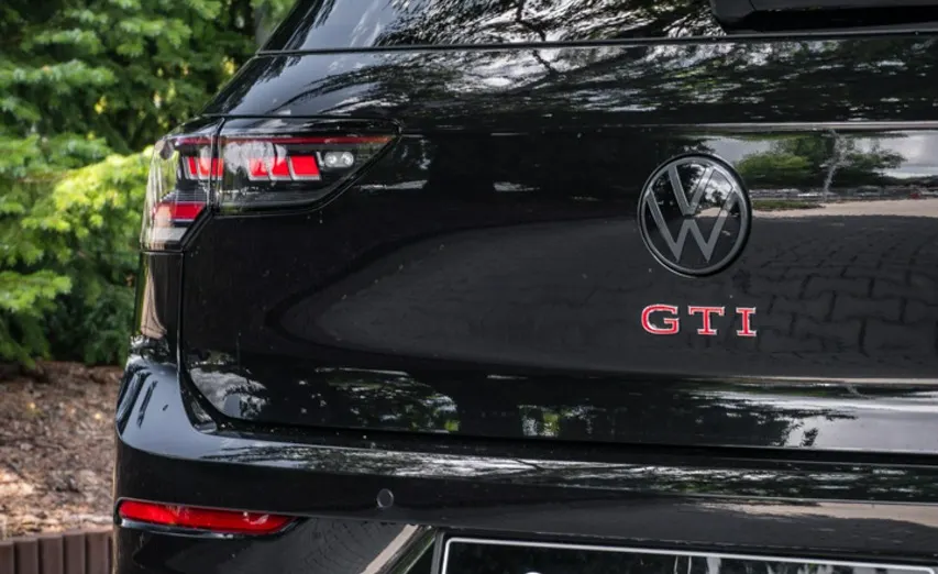 VOLKSWAGEN Golf -