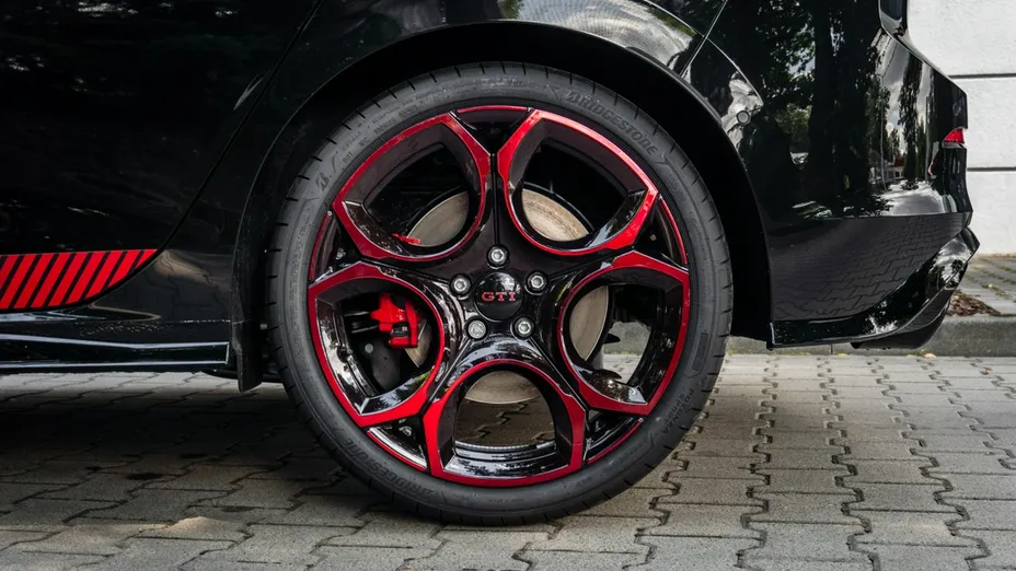 VOLKSWAGEN Golf -