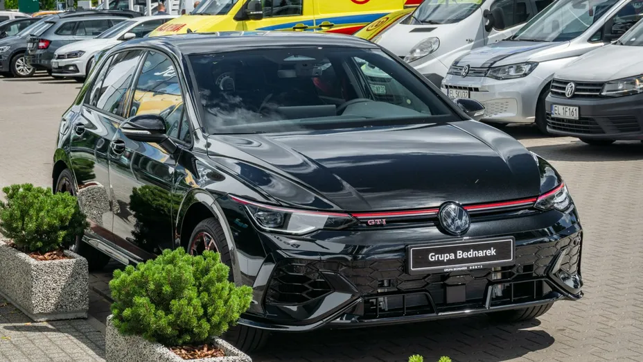 VOLKSWAGEN Golf -
