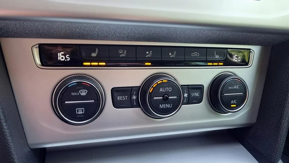 VOLKSWAGEN Passat -