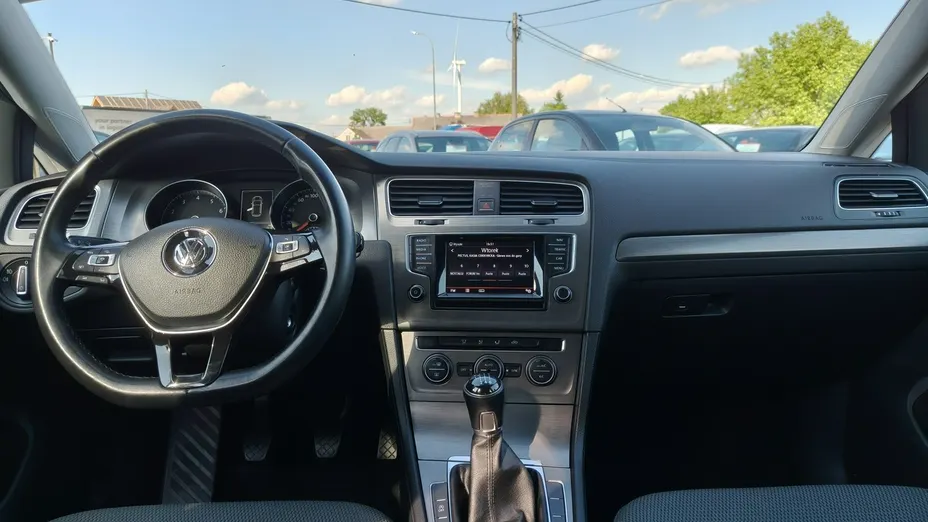 VOLKSWAGEN Golf -