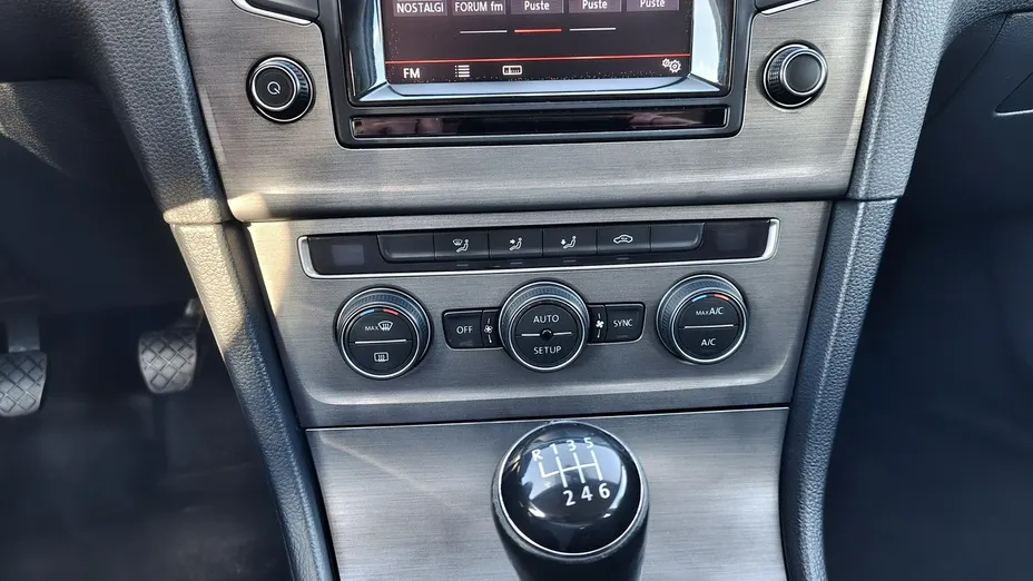VOLKSWAGEN Golf -