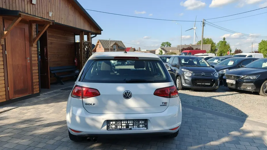 VOLKSWAGEN Golf -