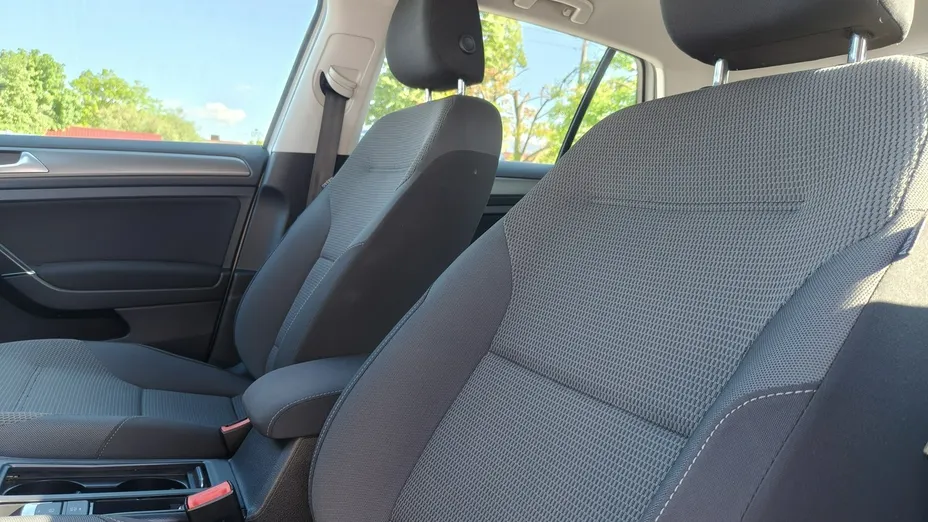 VOLKSWAGEN Golf -