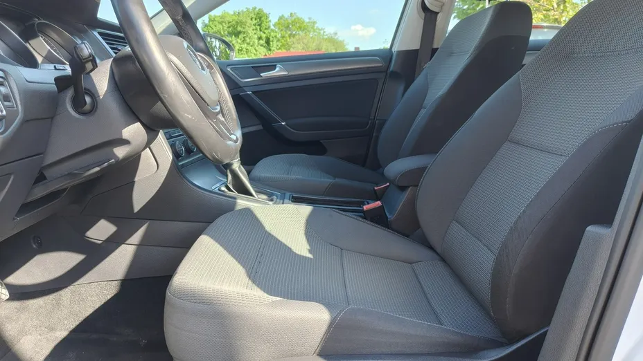 VOLKSWAGEN Golf -