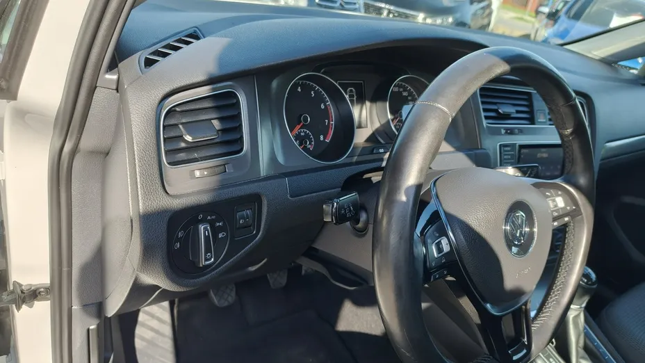 VOLKSWAGEN Golf -