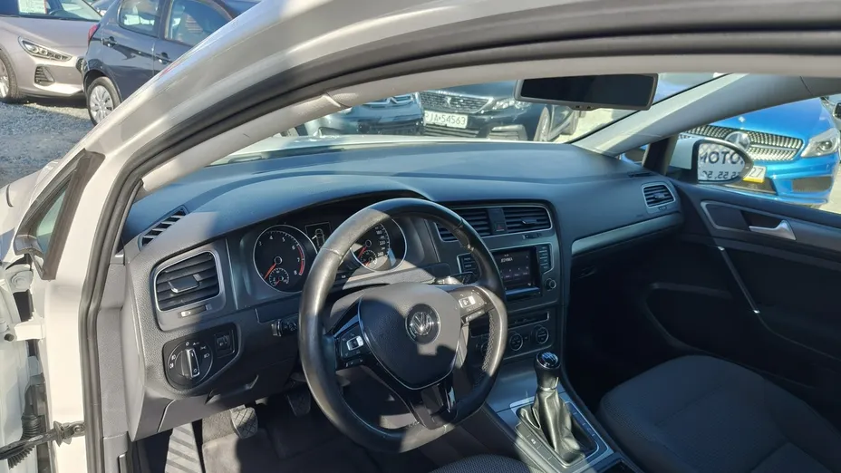 VOLKSWAGEN Golf -
