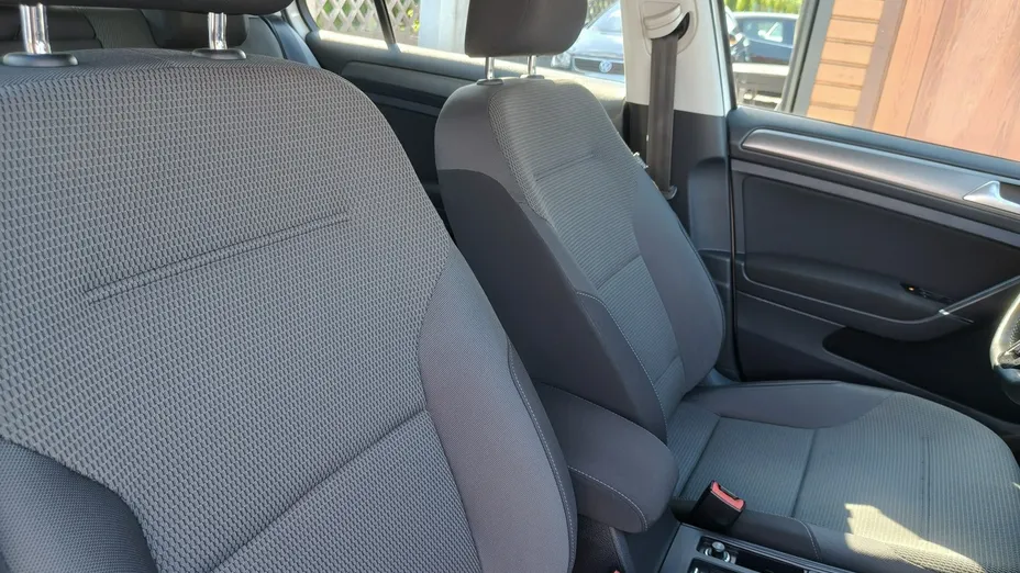VOLKSWAGEN Golf -