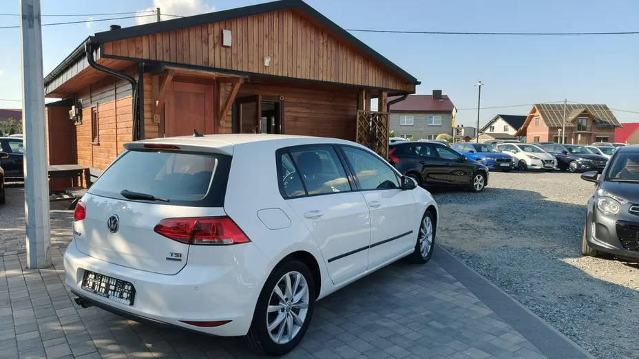 VOLKSWAGEN Golf -