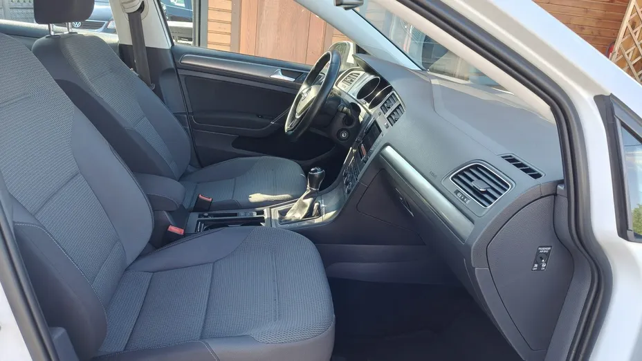 VOLKSWAGEN Golf -