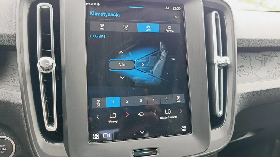 VOLVO XC40 -