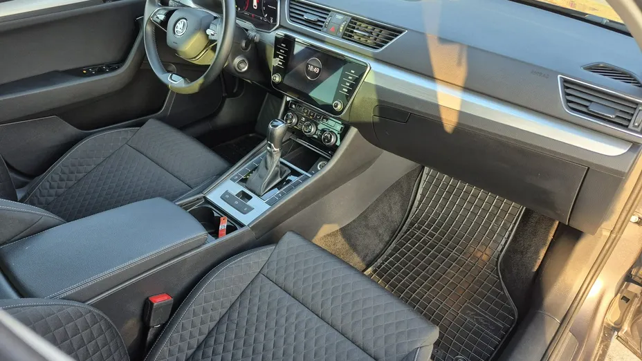 SKODA Superb -