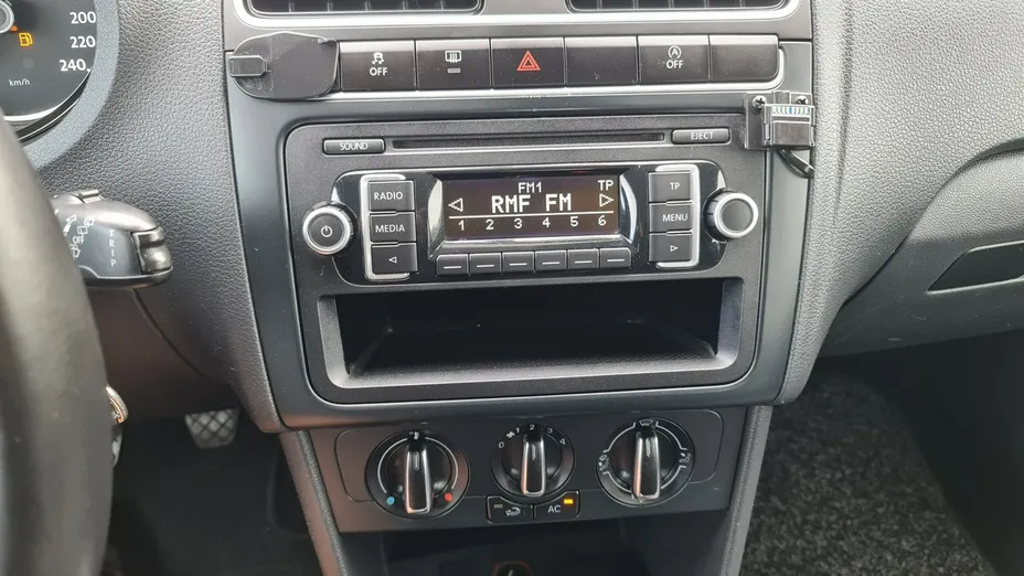 VOLKSWAGEN Polo -
