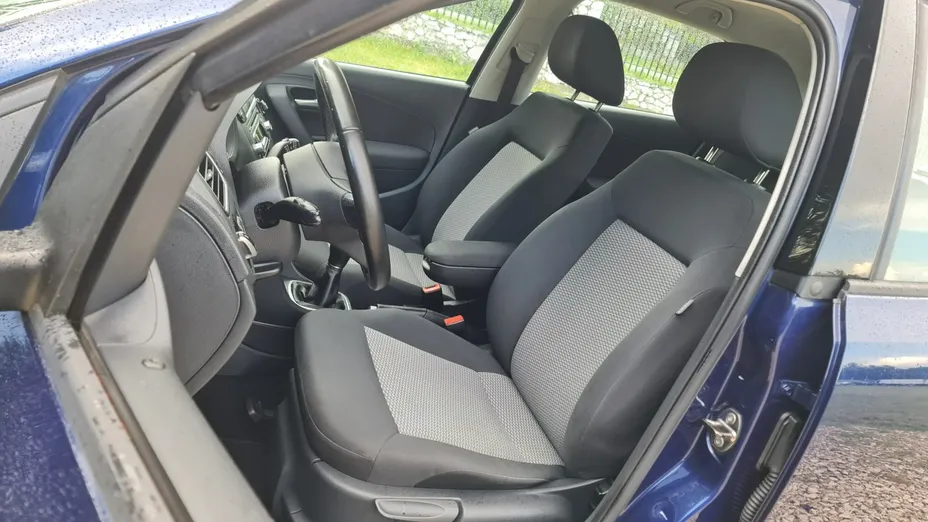 VOLKSWAGEN Polo -