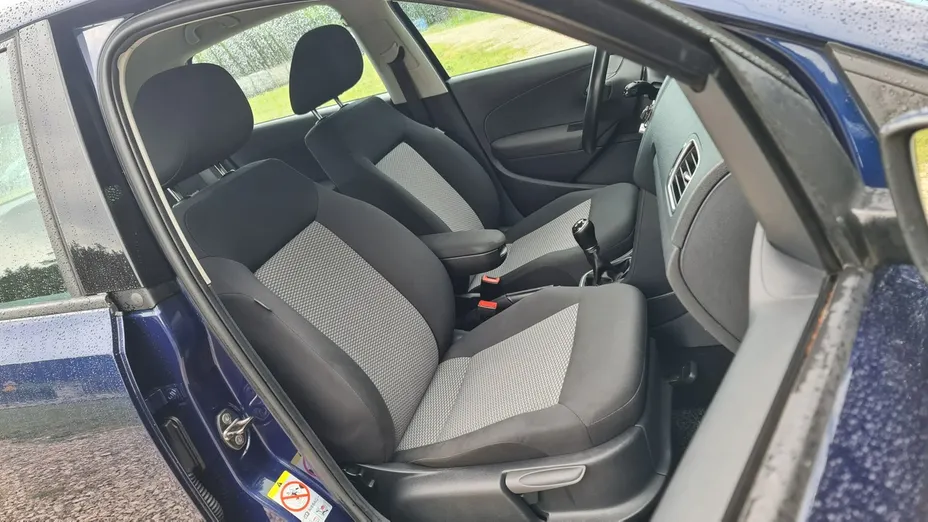 VOLKSWAGEN Polo -