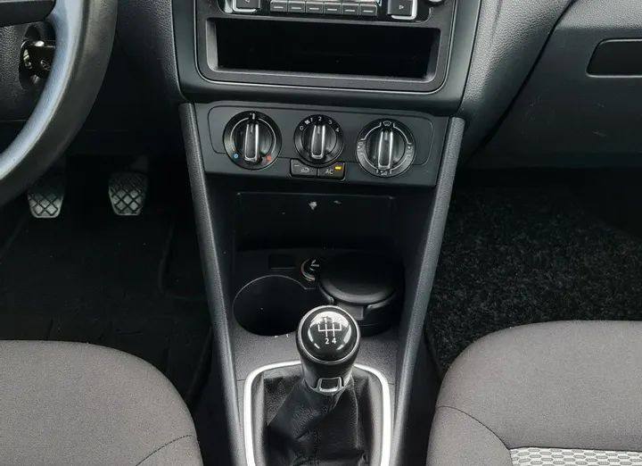 VOLKSWAGEN Polo -