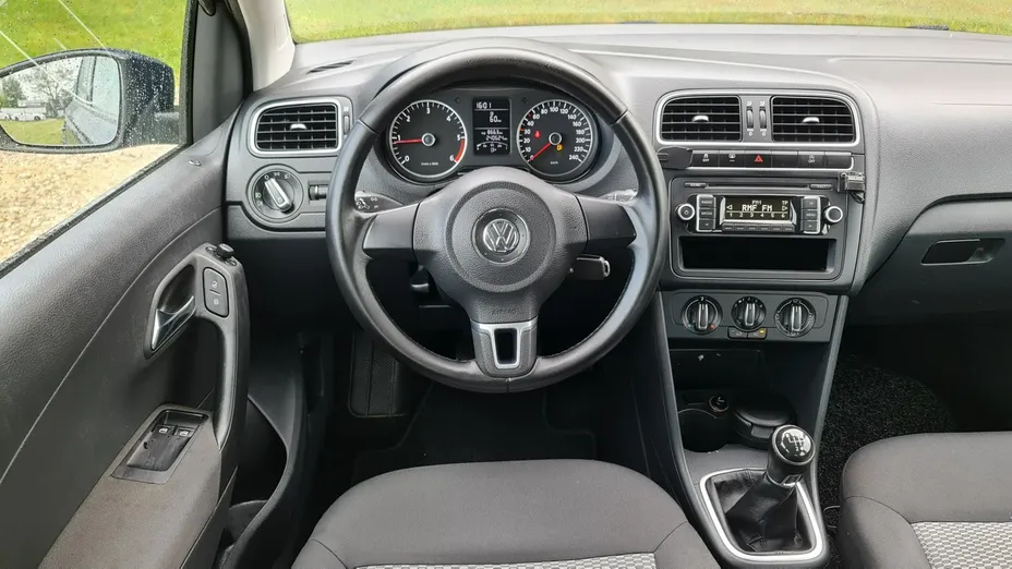 VOLKSWAGEN Polo -