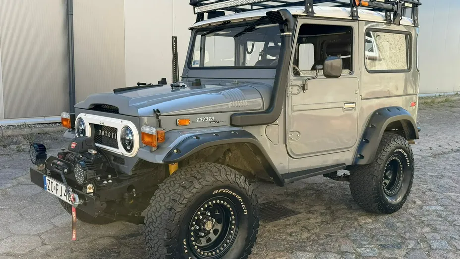 TOYOTA FJ Cruiser -