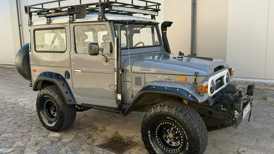 TOYOTA FJ Cruiser -