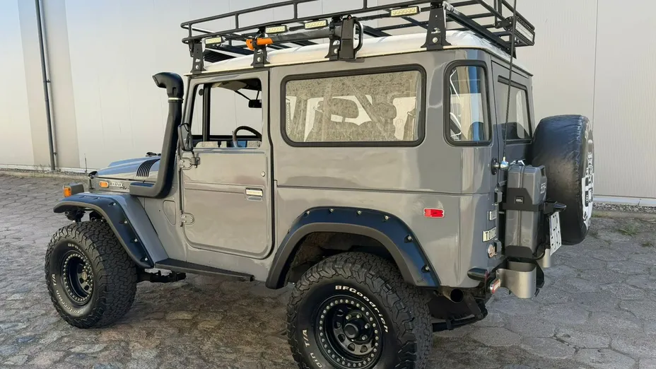 TOYOTA FJ Cruiser -
