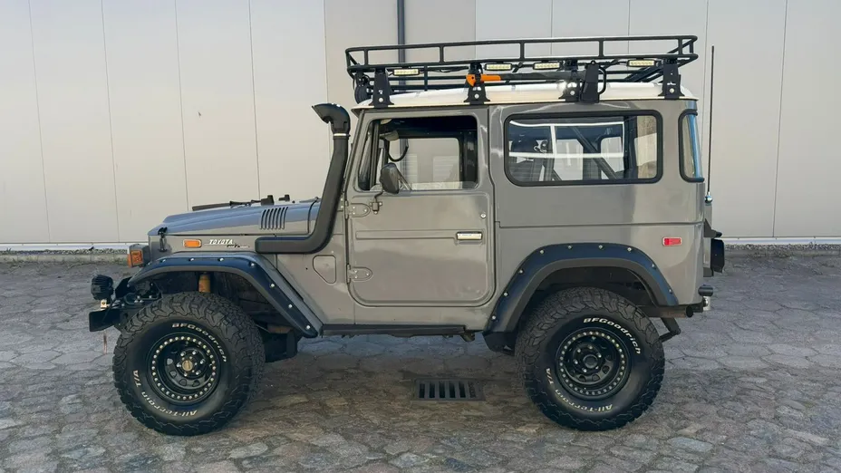 TOYOTA FJ Cruiser -
