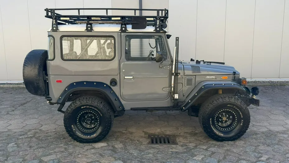 TOYOTA FJ Cruiser -