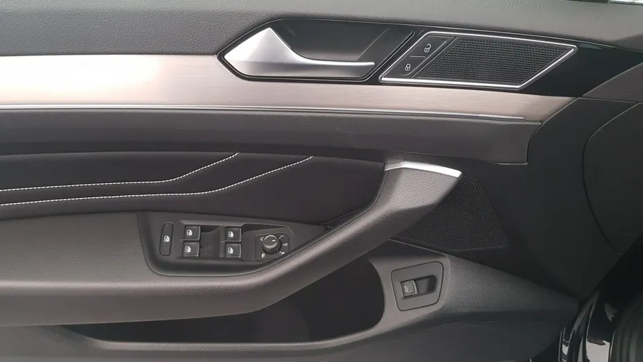 VOLKSWAGEN Passat -