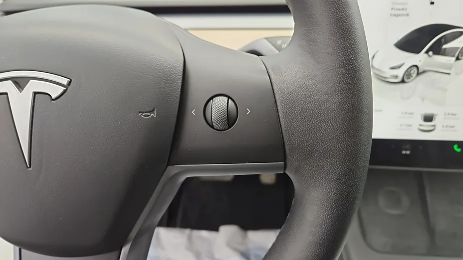 TESLA Model 3 -