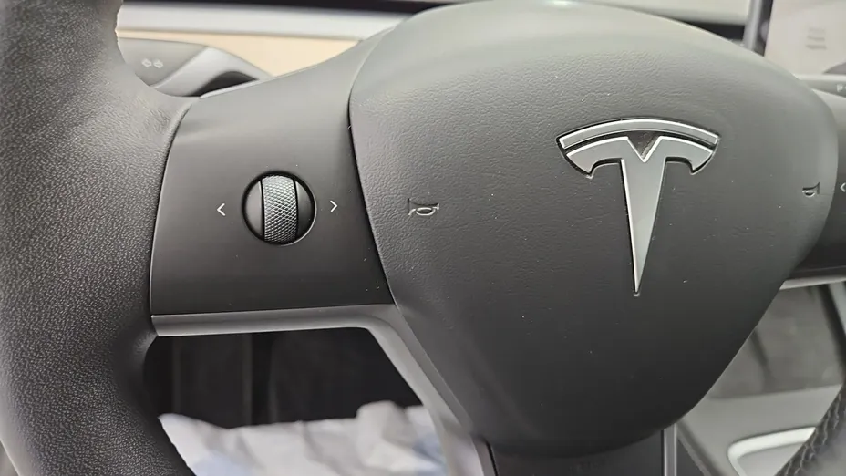 TESLA Model 3 -