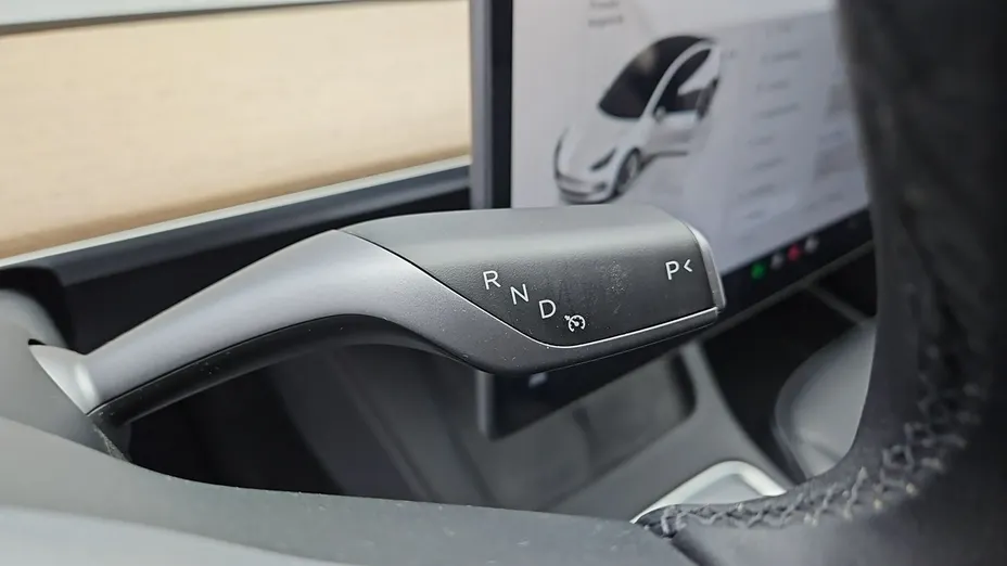 TESLA Model 3 -