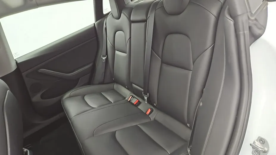 TESLA Model 3 -