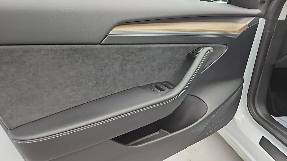 TESLA Model 3 -