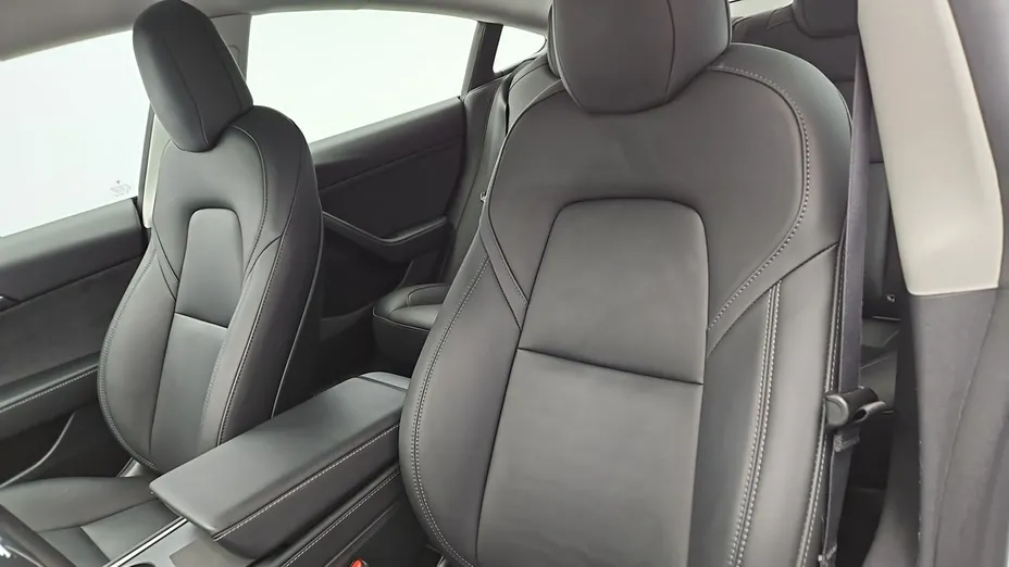 TESLA Model 3 -