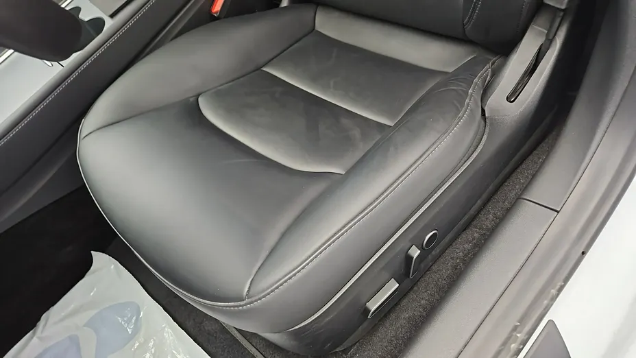 TESLA Model 3 -