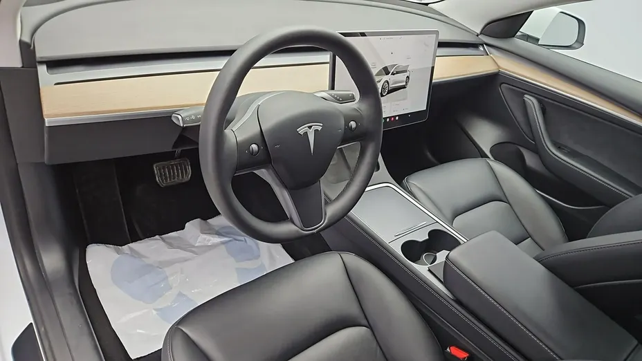 TESLA Model 3 -