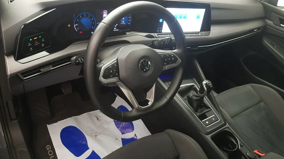 VOLKSWAGEN Golf -