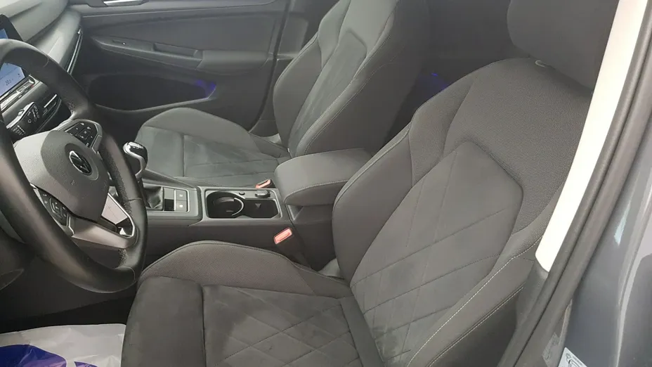 VOLKSWAGEN Golf -