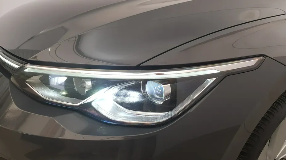VOLKSWAGEN Golf -