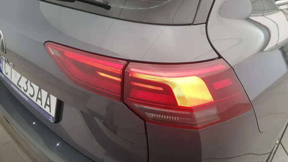 VOLKSWAGEN Golf -